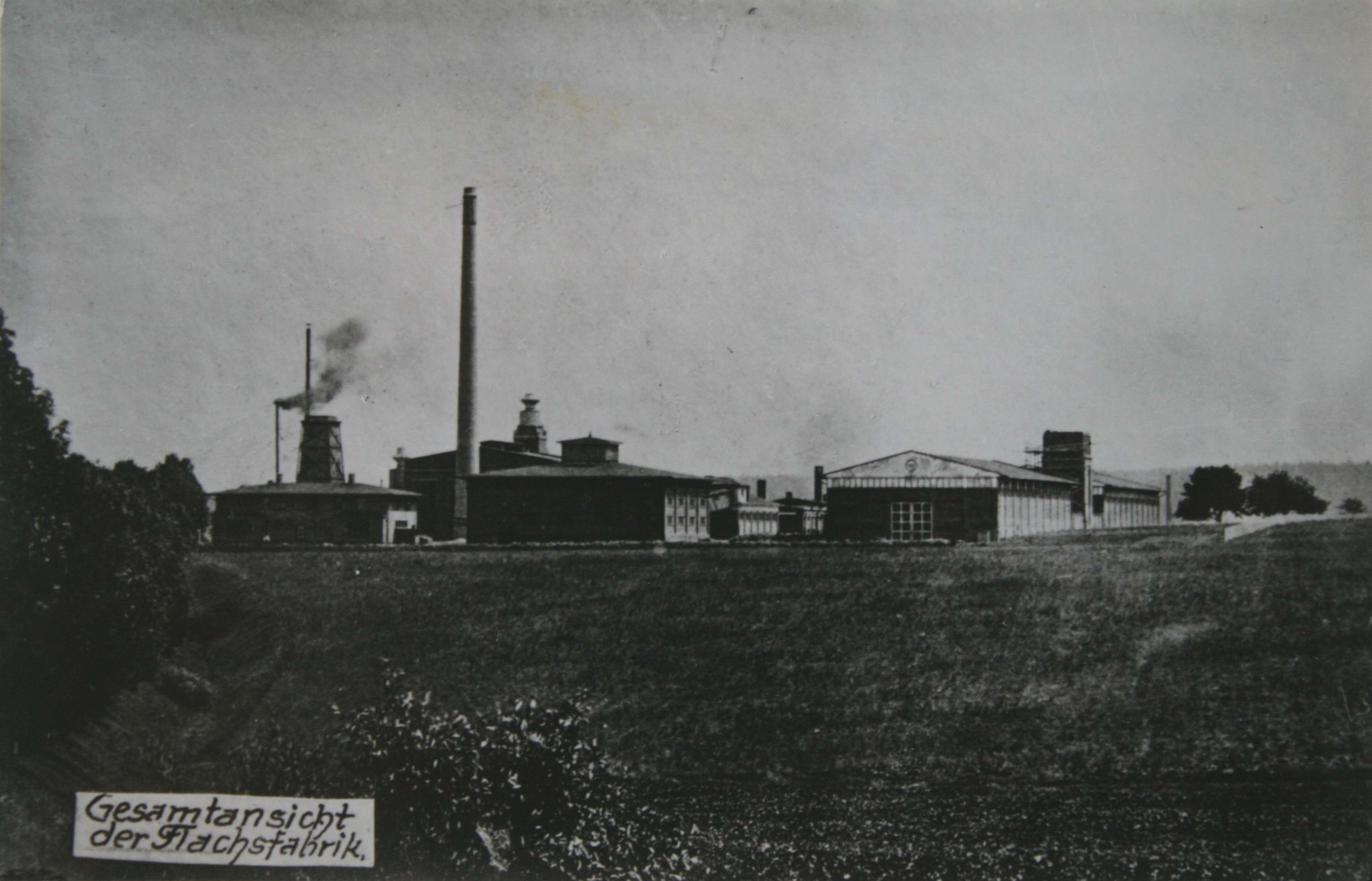 Historii fabriky v Chuchelné připomíná nová cedule 